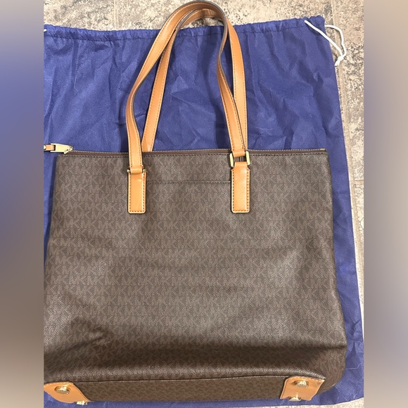 Michael Kors purse - Picture 2 of 5